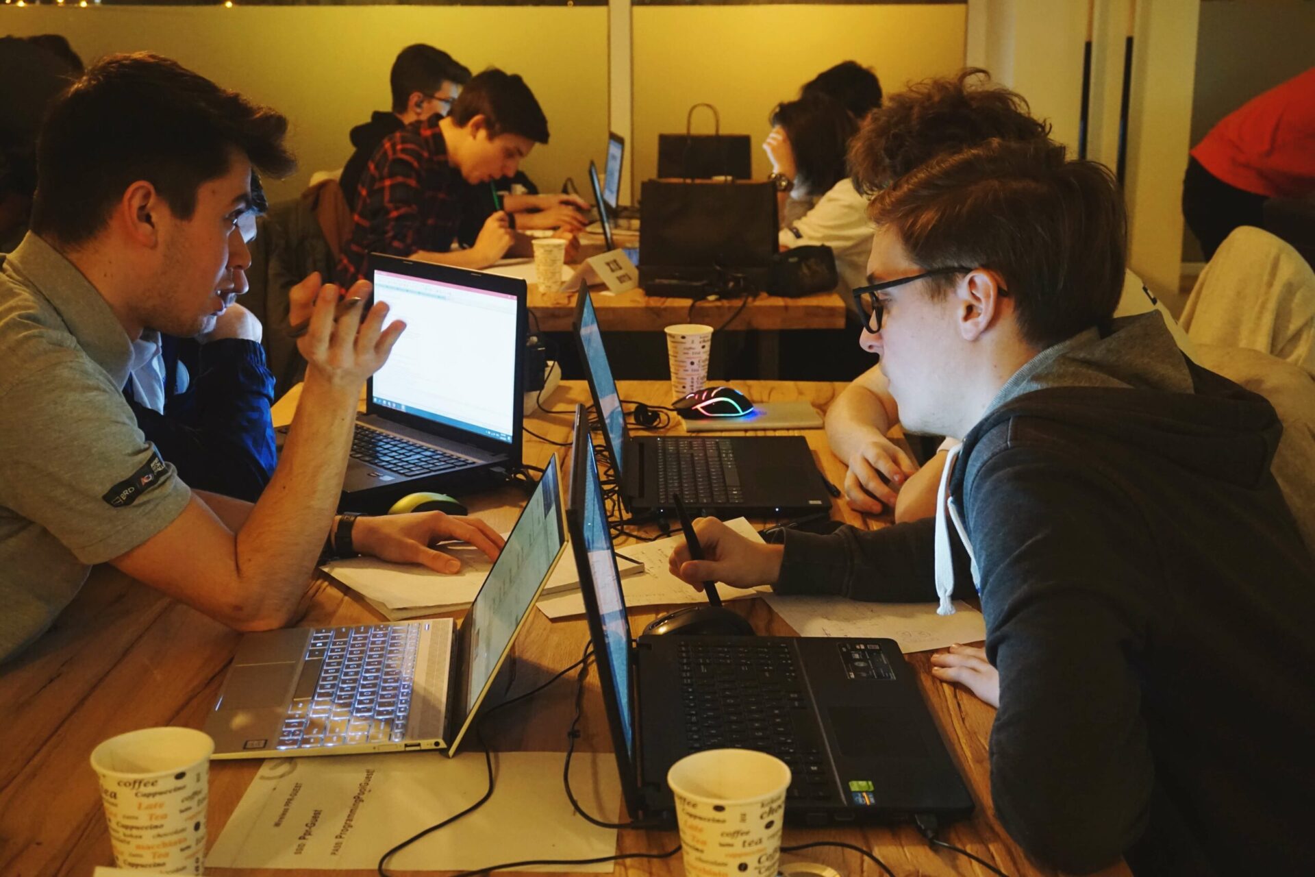 Membrii Hash Code, în timpul competiției