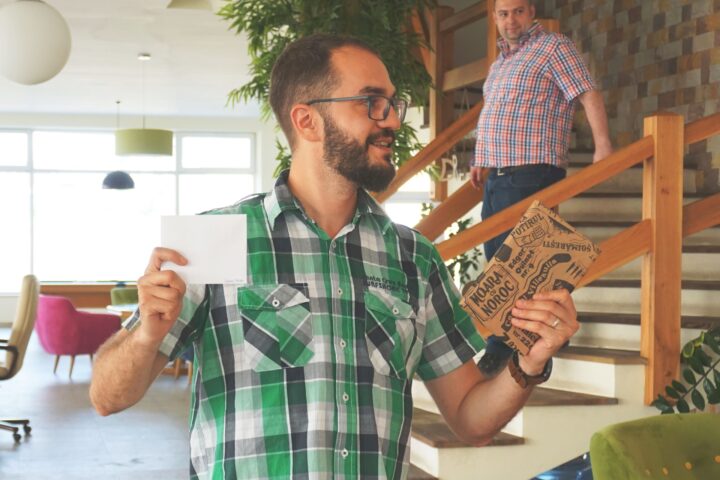 How-to-organize-your-surprise-party_11