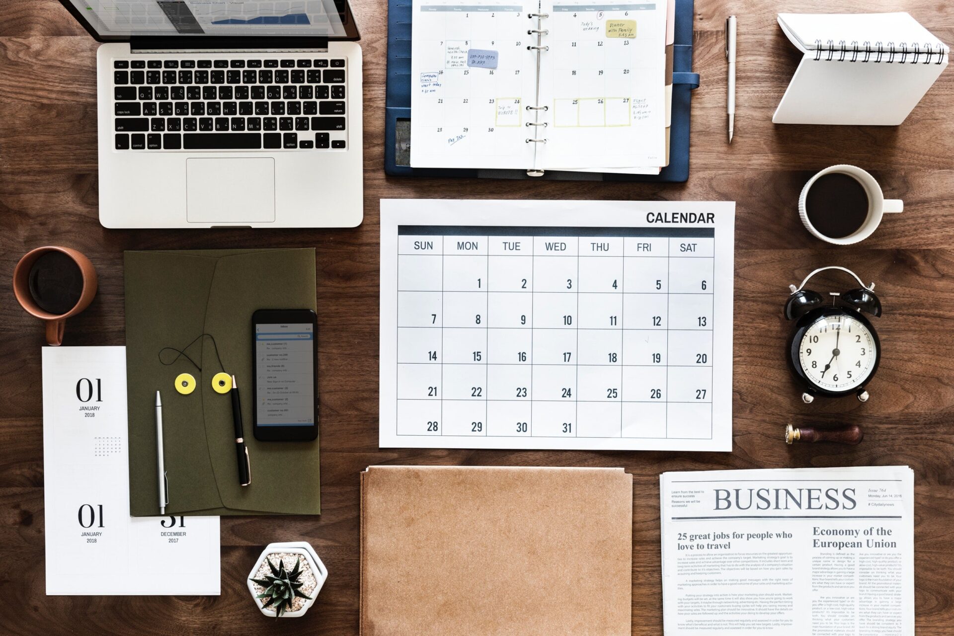 macbook birou organizare