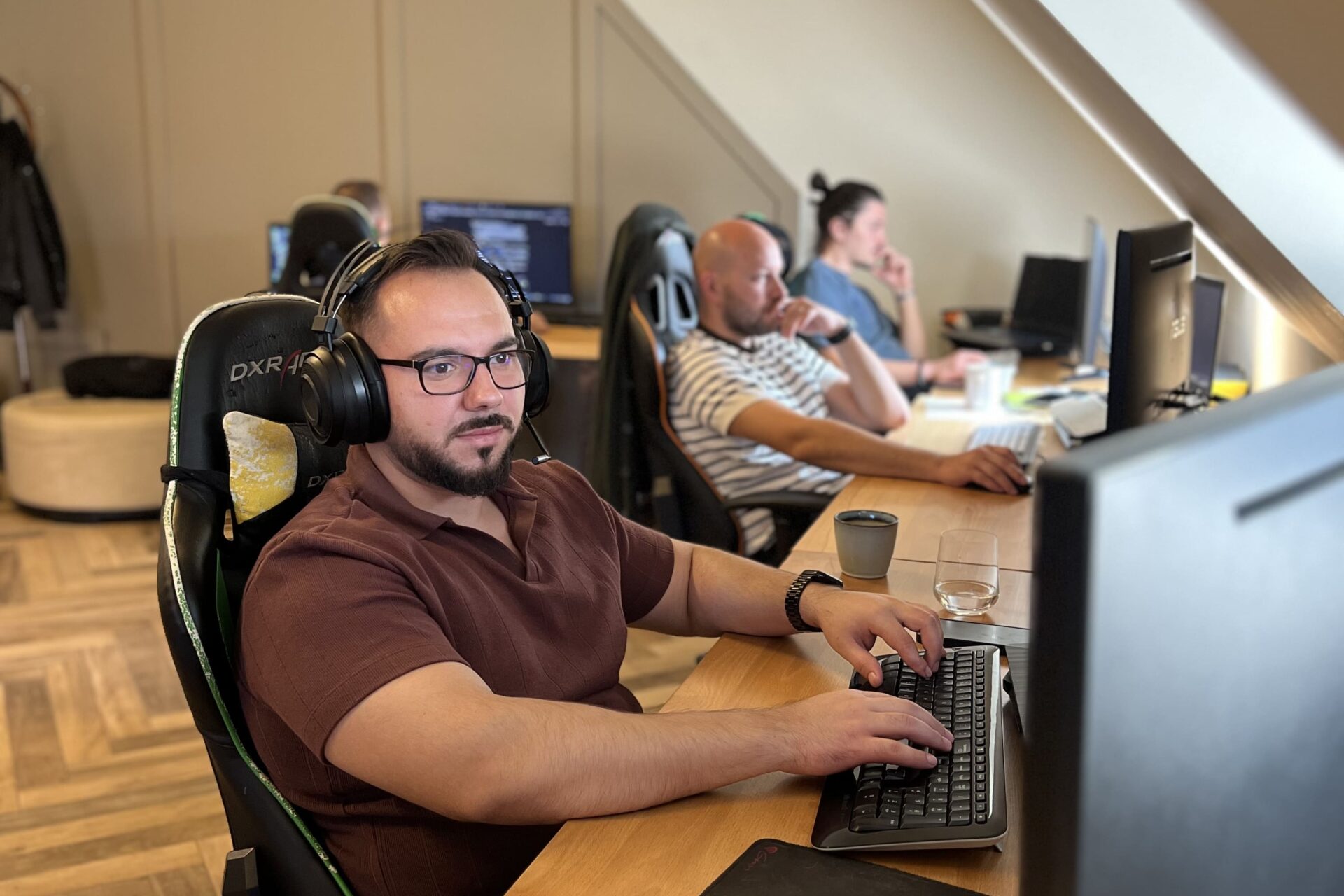 Participanți ai cursului de programare Programming Pool în timpul unei sesiuni de formare practică.