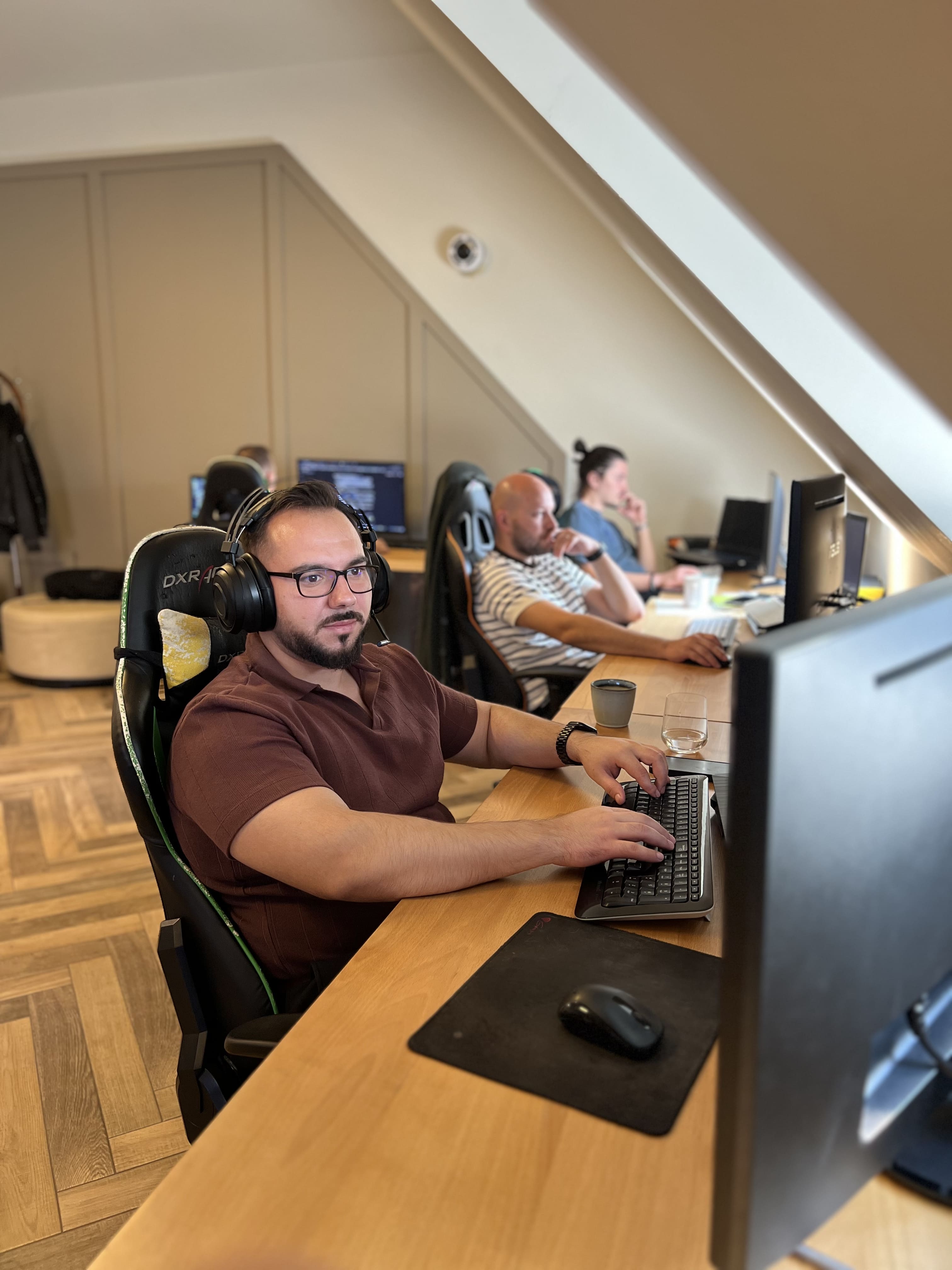 Programming Pool programming course participants during a practical training session